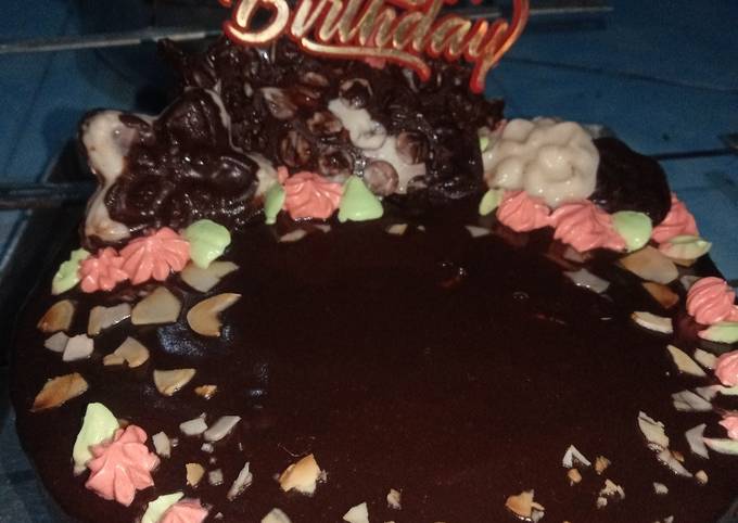 Dekorasi bhirtday cake dengan coklat ganache