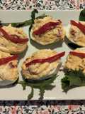 Huevos rellenos de caballa y pimientos del piquillo