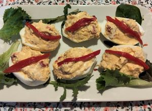 Una foto de Huevos rellenos de caballa y pimientos del piquillo