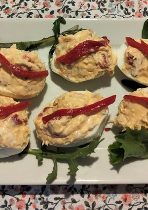 Una foto de Huevos rellenos de caballa y pimientos del piquillo