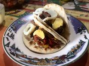 Una foto de lengua en salsa verde