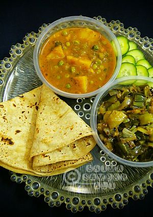 A picture of Aloo matar gravy with Hari pyaz ki bhujiya.