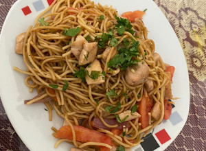 Una foto de Tallarín saltado criollo de pollo