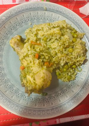 Una foto de Arroz verde con pollo