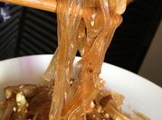 Una foto de wok hoisin