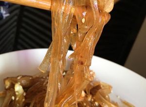 Una foto de Fideos de Celofán con cerdo en Salsa Hoisin
