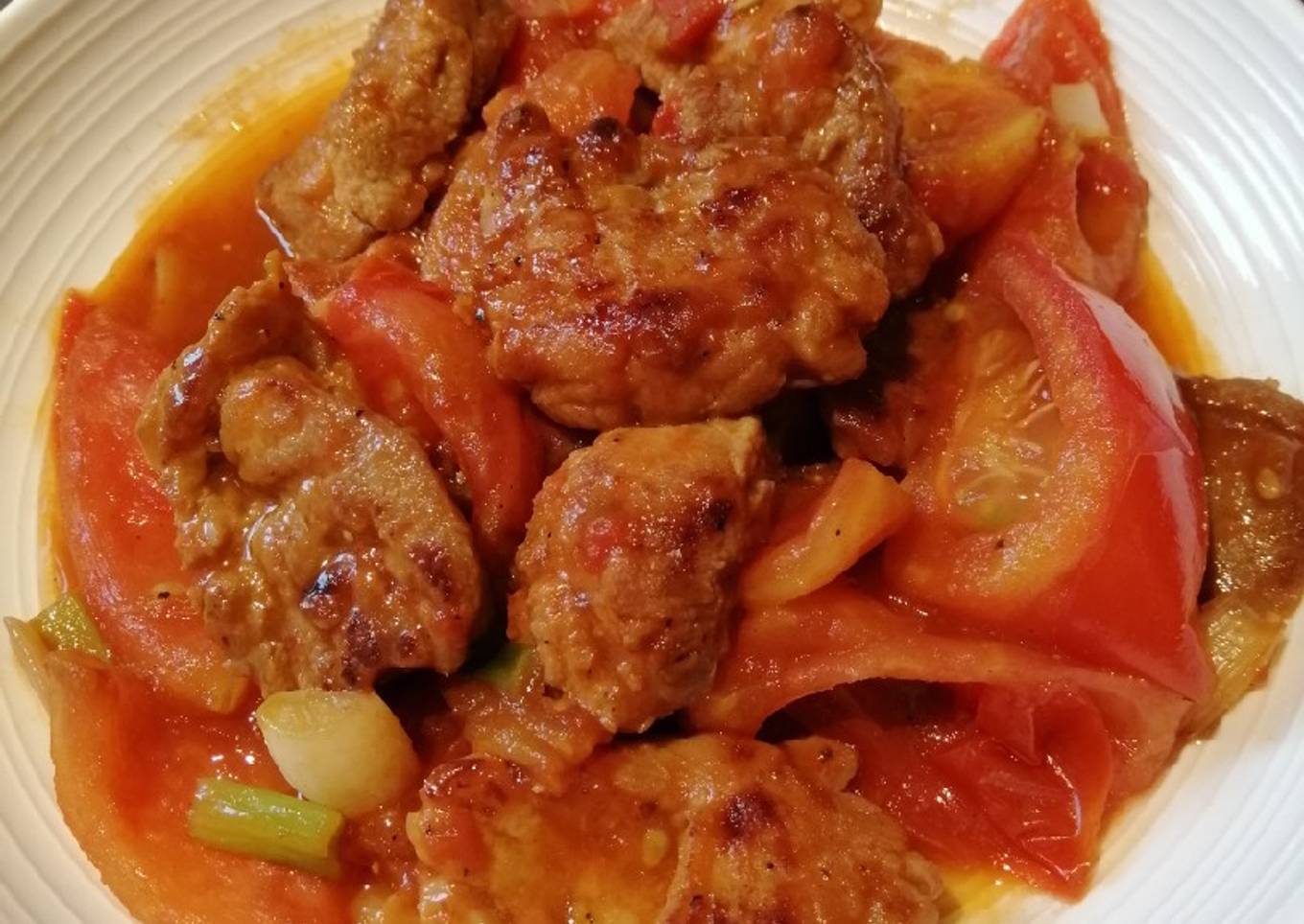 Mince the pork with the tomatoes