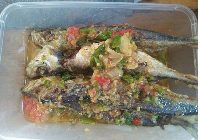 Proses meracik Ikan sambel ijo simple Lezat