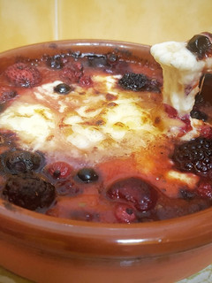 Una foto de Queso provolone con frutos rojos