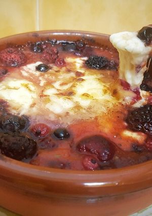 Una foto de Queso provolone con frutos rojos
