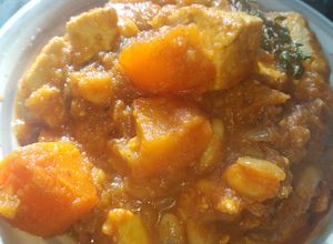 Una foto de Goulash húngaro vegano con frijoles y tofu ahumado