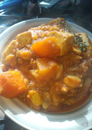 Una foto de Goulash húngaro vegano con frijoles y tofu ahumado