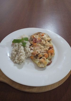 Una foto de Berenjena rellena con pechuga sobrante