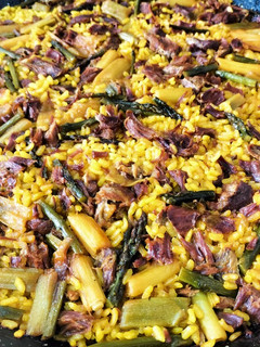 Una foto de Arroz con carrillada, ajos tiernos y espárragos trigueros