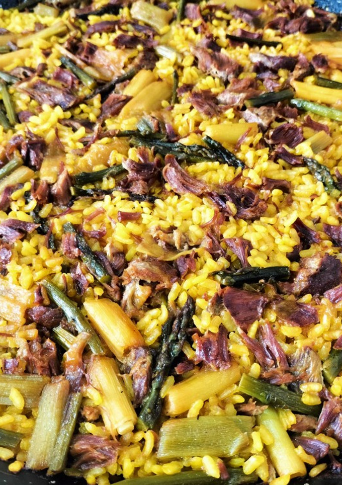 Una foto de Arroz con carrillada, ajos tiernos y espárragos trigueros