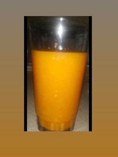 Una foto de Zumo natural de naranja y zanahoria