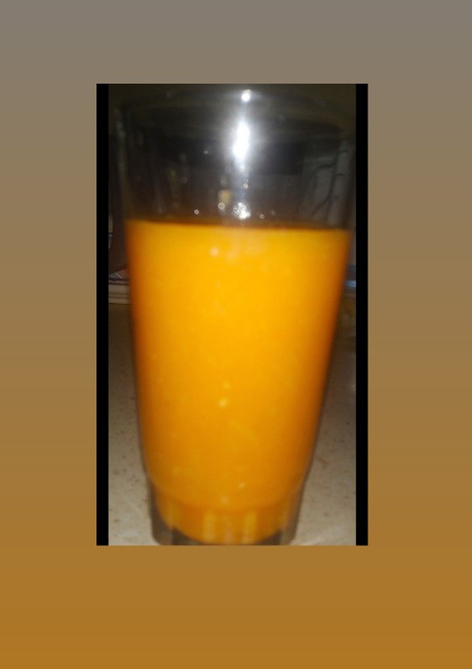 Una foto de Zumo natural de naranja y zanahoria
