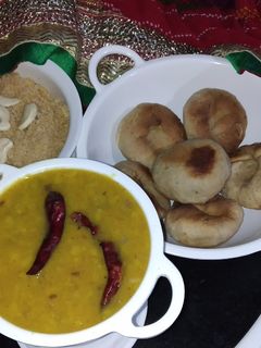 दाल बाटी चूरमा (Dal Bati churma recipe in Hindi) रेसिपी मुख्य फोटो