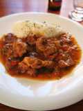 Mollejas en salsa de hortalizas con guarnición de arroz
