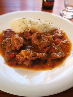 Una foto de Mollejas en salsa de hortalizas con guarnición de arroz