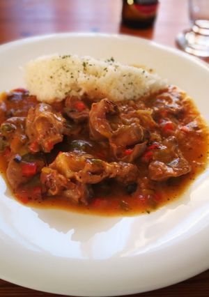 Una foto de Mollejas en salsa de hortalizas con guarnición de arroz