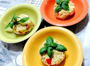 Foto di Fresco cous cous al pesto, con pomodori, formaggio e uova