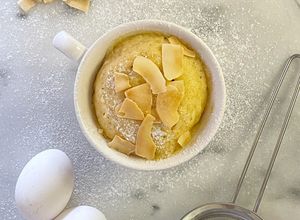 Una foto de Mug cake de coco keto