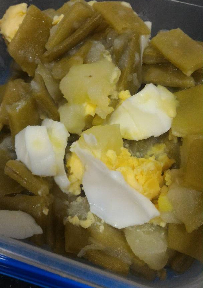 Una foto de Judías rehogadas con patata y huevo cocidos