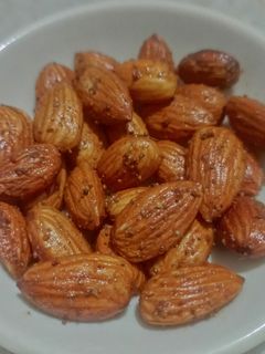 મસાલા રોસ્ટેડ બદામ (Masala Roasted Badam Recipe In Gujarati) રેસીપી મુખ્ય ફોટો