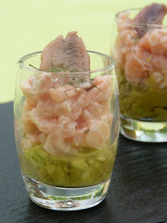 Una foto de Vasitos de tartar de salmón y guacamole con anchoa