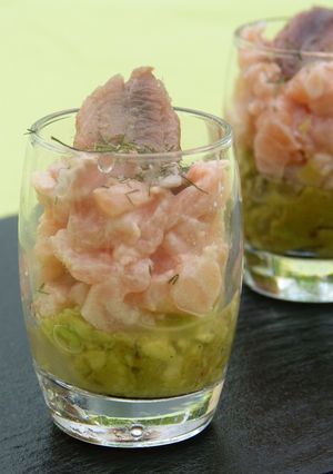 Foto principal de Vasitos de tartar de salmón y guacamole con anchoa