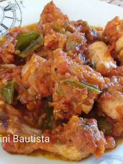 Una foto de Conejo frito con tomate y pimiento verde
