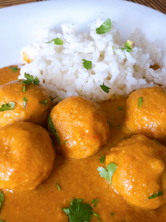 Una foto de Albóndigas de pollo en salsa de cacahuete 🥜