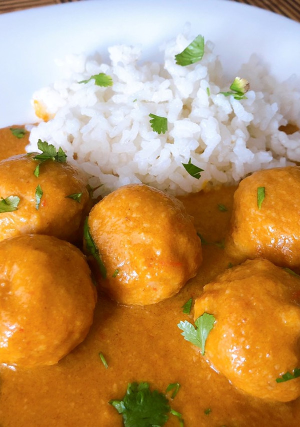 Una foto de Albóndigas de pollo en salsa de cacahuete 🥜