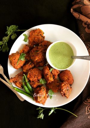 A picture of Parwal (Pointed Gourd) Peel Pakora / Fritters.