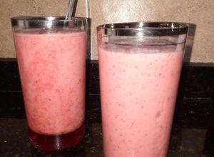 Una foto de Trago largo sin alcohol, frutillas y leche de coco