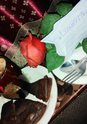 A picture of Creamy tea with brownies.