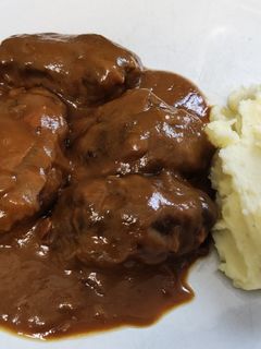 Una foto de Carrilleras en salsa de vino tinto y verduras