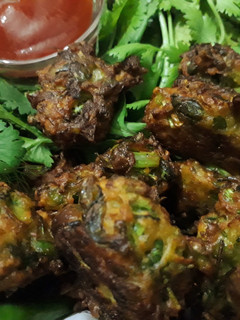 हरियाली क्रिस्पी पकौड़ा (hariyali crispy pakoda recipe in Hindi) रेसिपी मुख्य फोटो