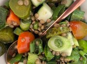 Una foto de ensalada de lentejas