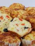 Brioșe aperitiv cu șuncă, cașcaval și măsline