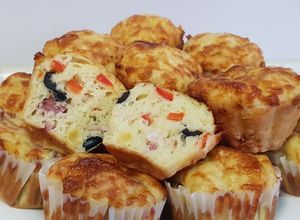 O poză a rețetei Brioșe aperitiv cu șuncă, cașcaval și măsline.