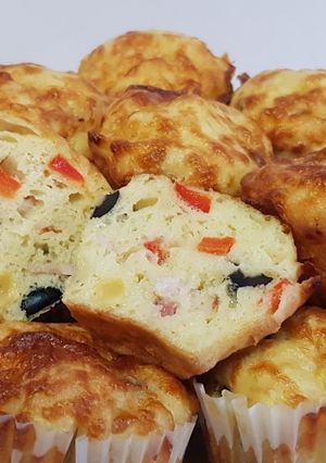 O poză a rețetei Brioșe aperitiv cu șuncă, cașcaval și măsline.