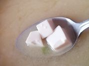 Una foto de sopa de miso con tofu