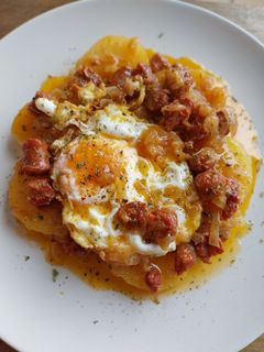 Una foto de Patatas confitadas con chorizo y huevo frito
