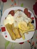 Salchipapa con yuquita