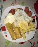 Salchipapa con yuquita
