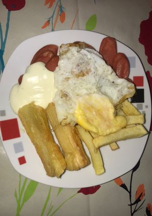 Una foto de Salchipapa con yuquita