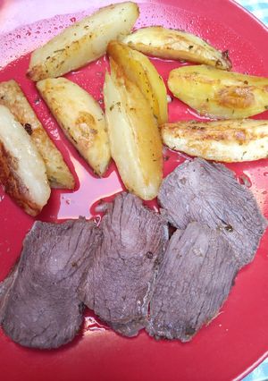 Una foto de Carne mechada con papas doradas