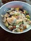 Ensalada verde con frutas y yogurt.